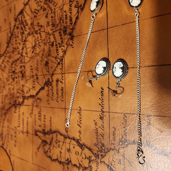 Silver Cameo set chain and earrings - Picture 3 of 6